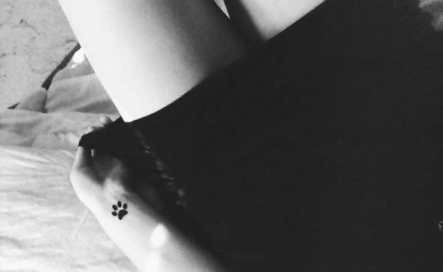 tattoo femenino huella pata de perro 23