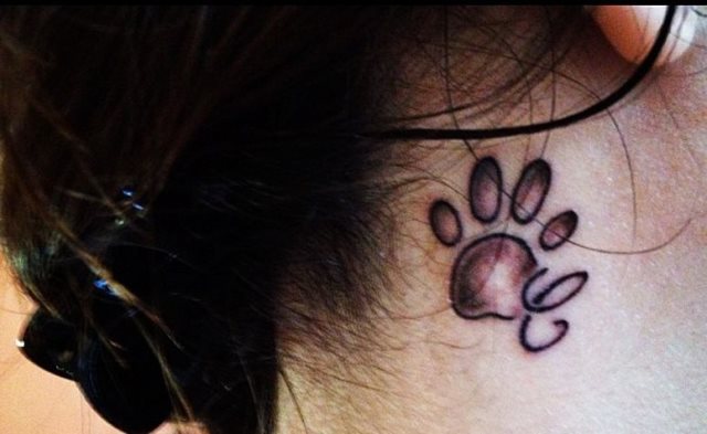 tattoo femenino huella pata de perro 24