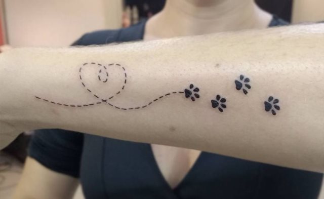 tattoo femenino huella pata de perro 29