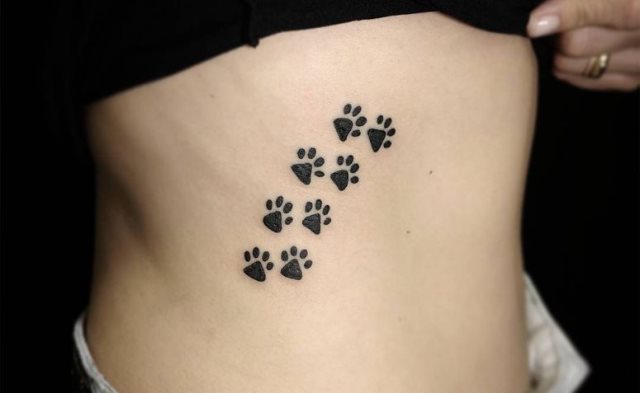 tattoo femenino huella pata de perro 30