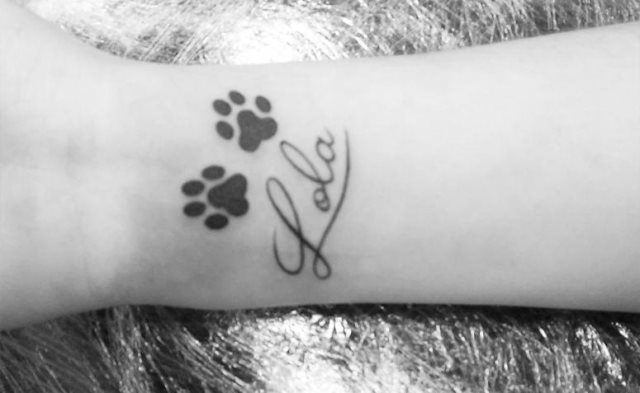 tattoo femenino huella pata de perro 34