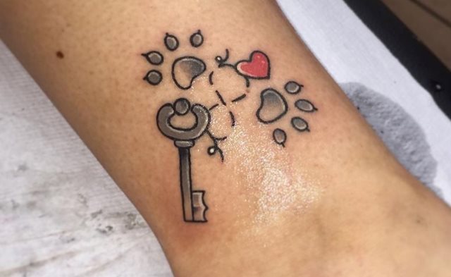 tattoo femenino huella pata de perro 41