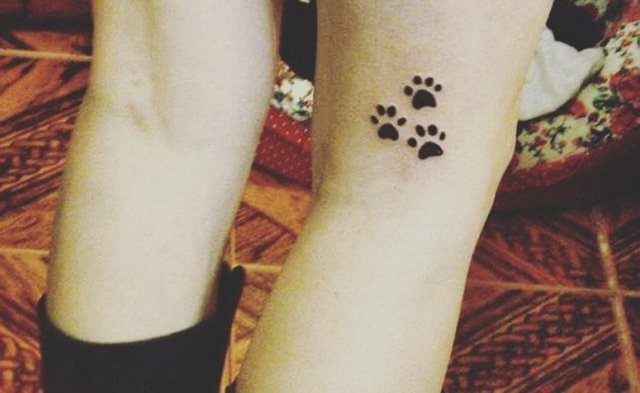 tattoo femenino huella pata de perro 42