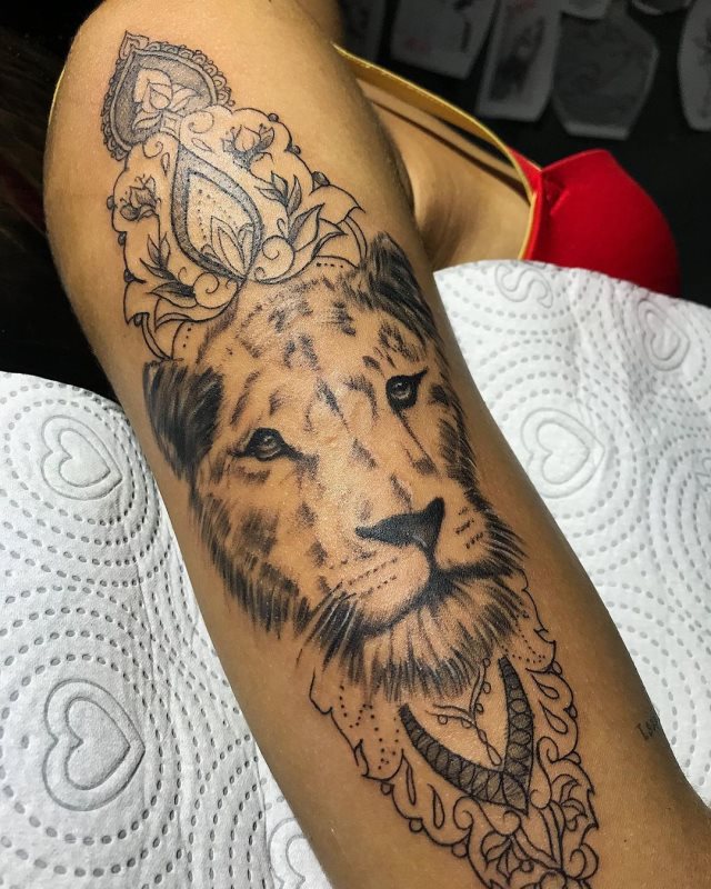 tattoo femenino leona 15