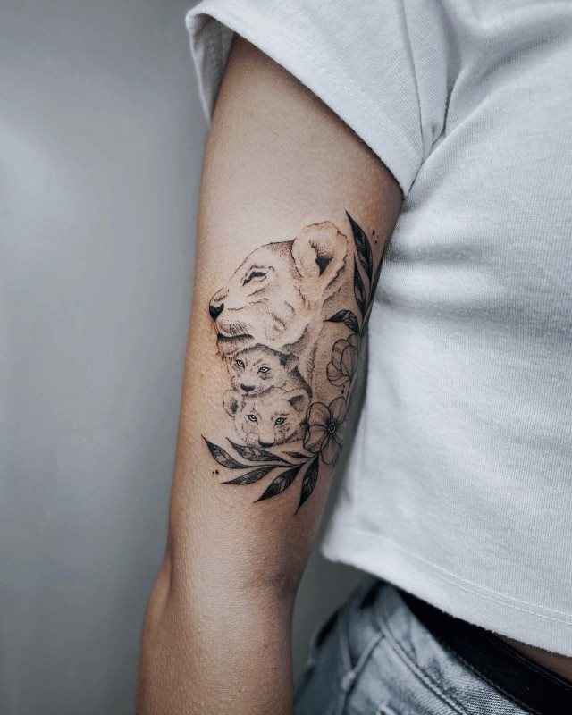 tattoo femenino leona 74