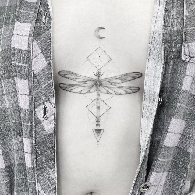 tattoo femenino libelula 03