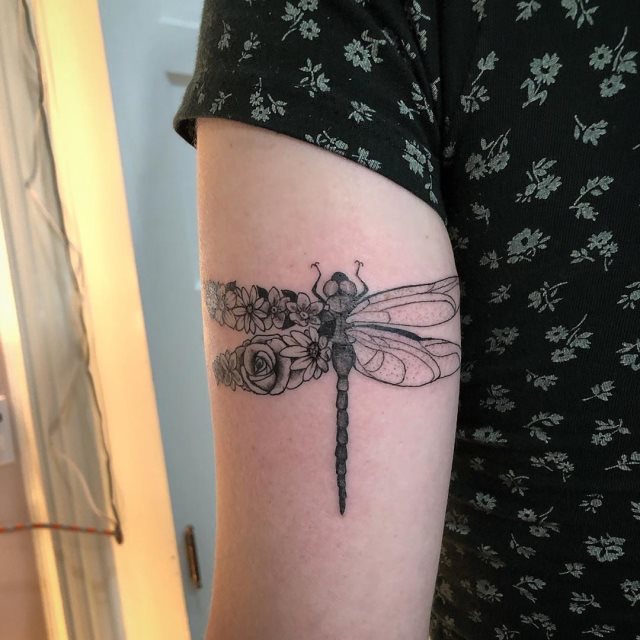 tattoo femenino libelula 04
