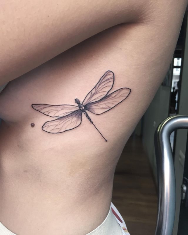 tattoo femenino libelula 09