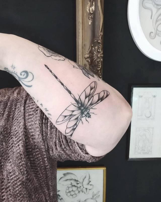 tattoo femenino libelula 32