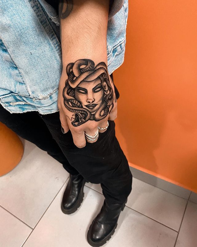 tattoo femenino mitologia griego 12