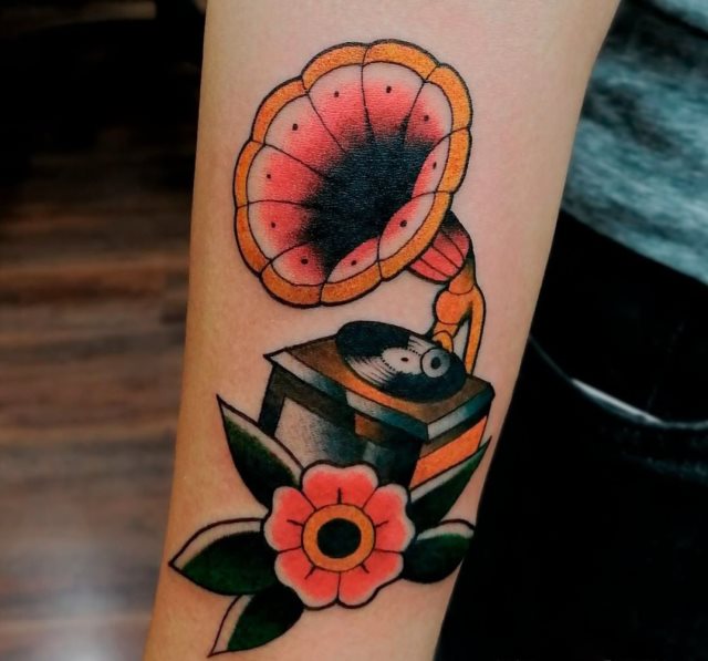 tattoo femenino musical 70