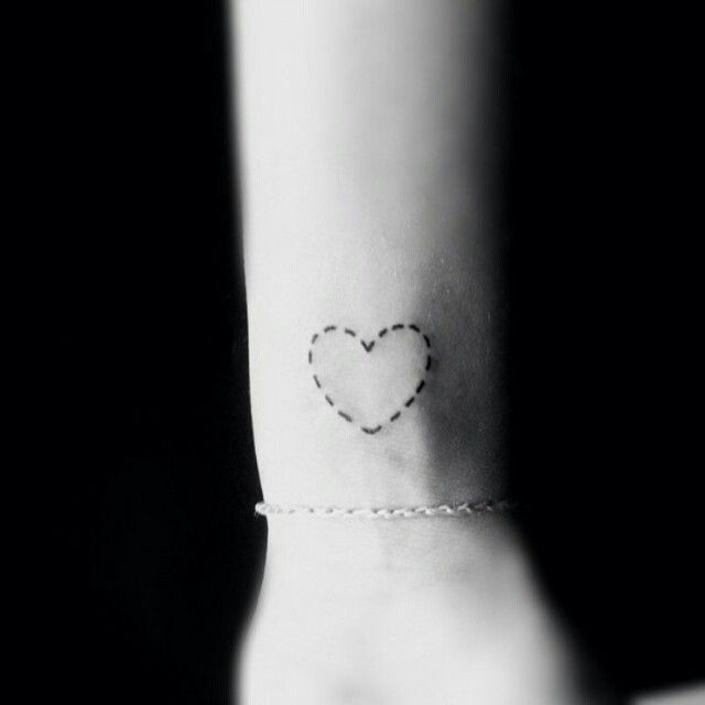 tattoo femenino muy pequeno 16