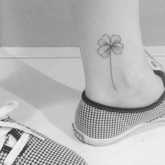 tattoo femenino muy pequeno 17