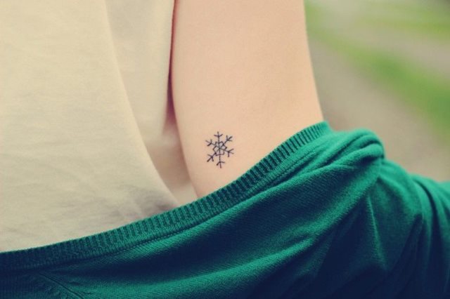 tattoo femenino muy pequeno 63