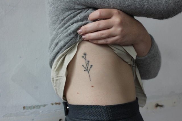 tattoo femenino muy pequeno 64