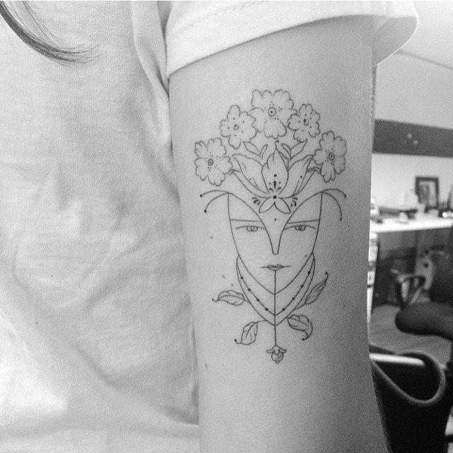 tattoo femenino muy pequeno 76