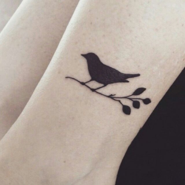 tattoo femenino muy pequeno 82