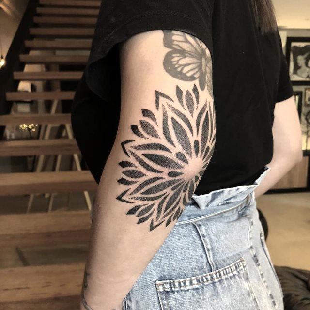 tattoo femenino para el codo 12