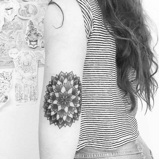 tattoo femenino para el codo 13