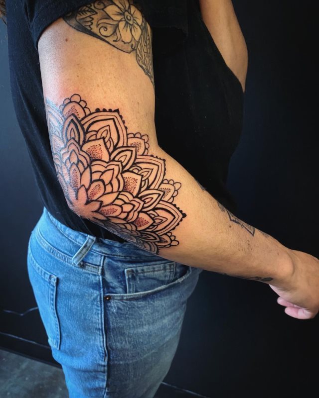 tattoo femenino para el codo 16