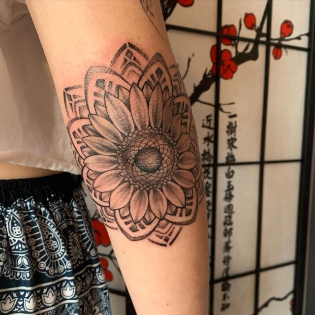 tattoo femenino para el codo 23