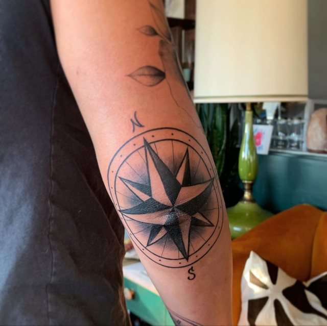 tattoo femenino para el codo 28