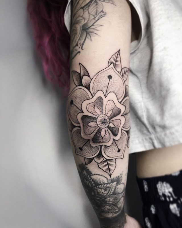 tattoo femenino para el codo 29