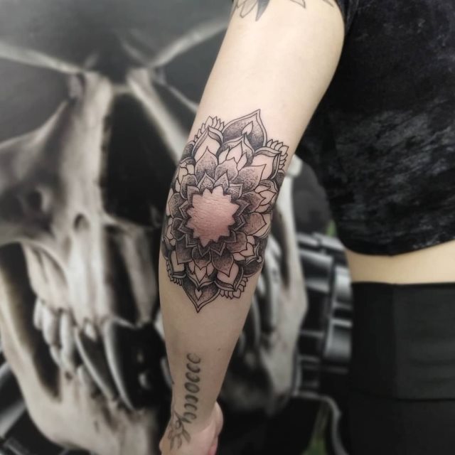 tattoo femenino para el codo 31