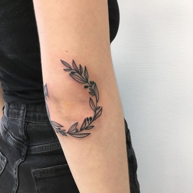 tattoo femenino para el codo 36