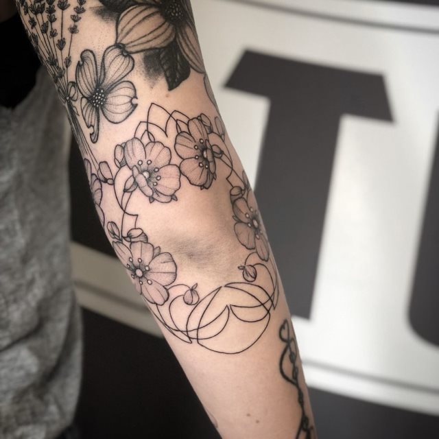 tattoo femenino para el codo 37