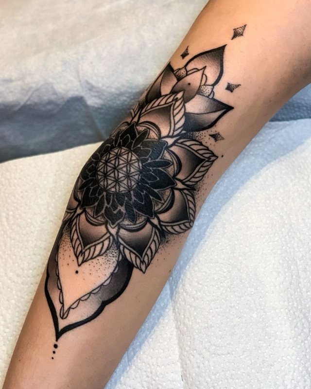 tattoo femenino para el codo 38