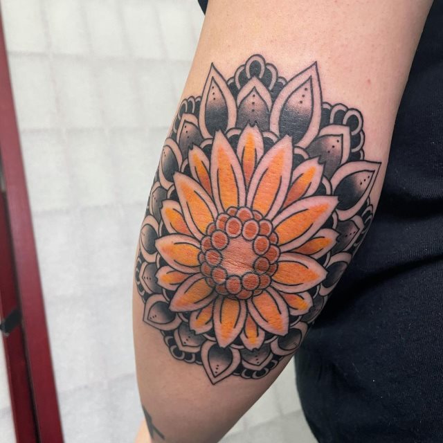 tattoo femenino para el codo 43