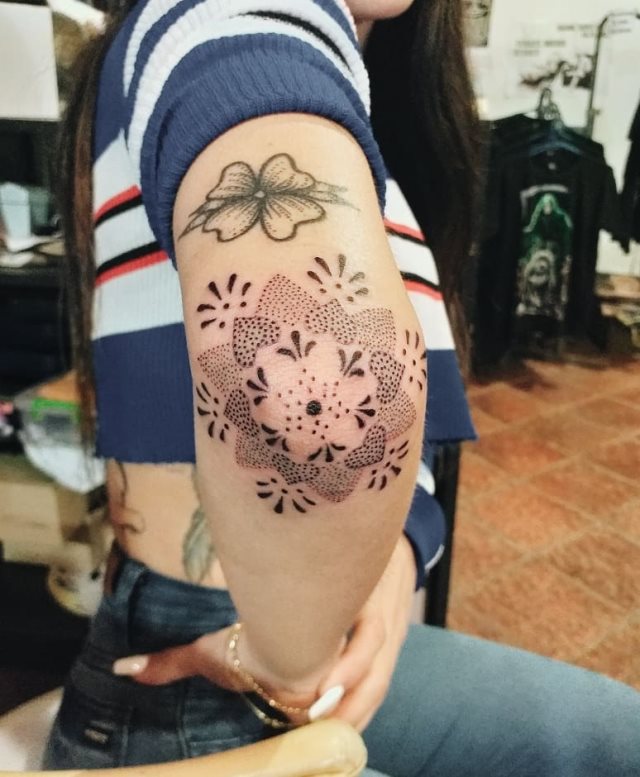 tattoo femenino para el codo 47