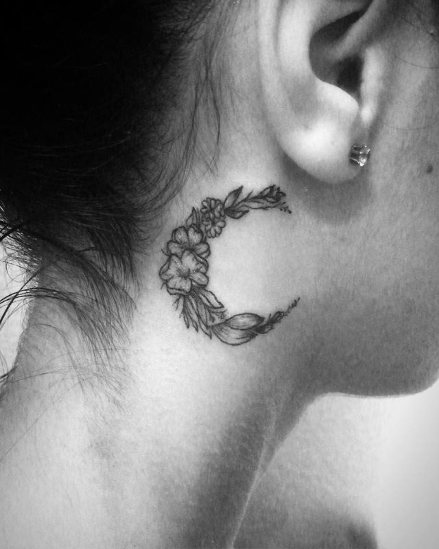 tattoo femenino para el cuello 03