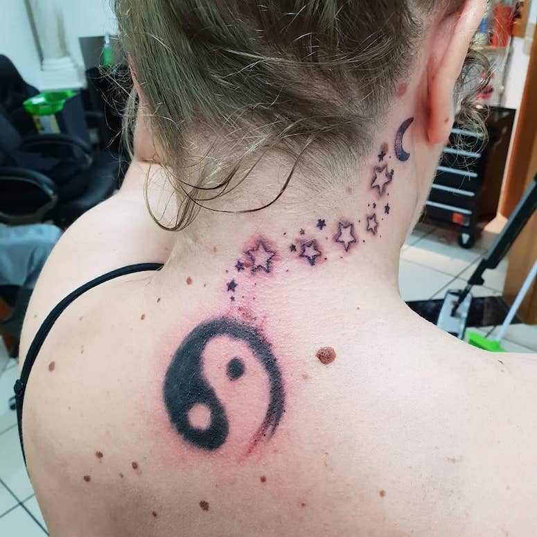 tattoo femenino para el cuello 04