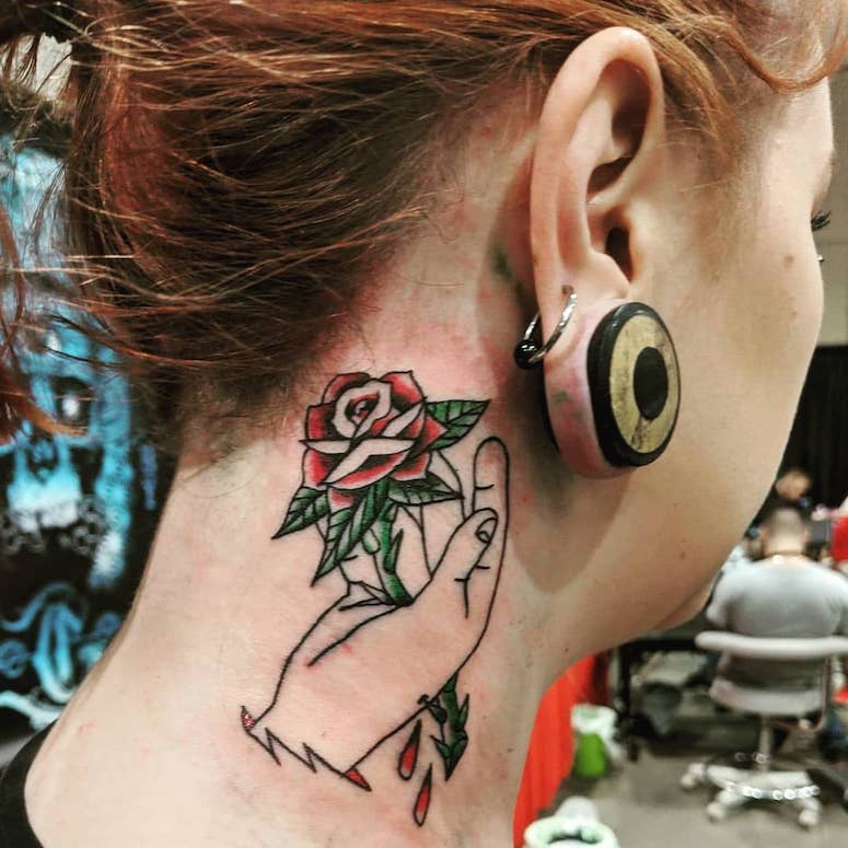 tattoo femenino para el cuello 07