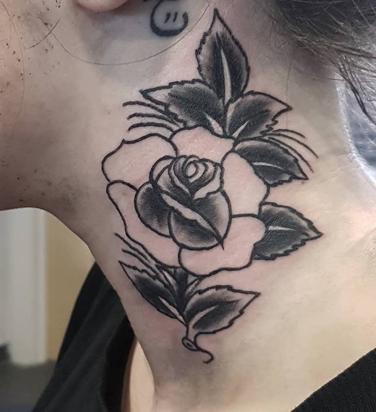 tattoo femenino para el cuello 09
