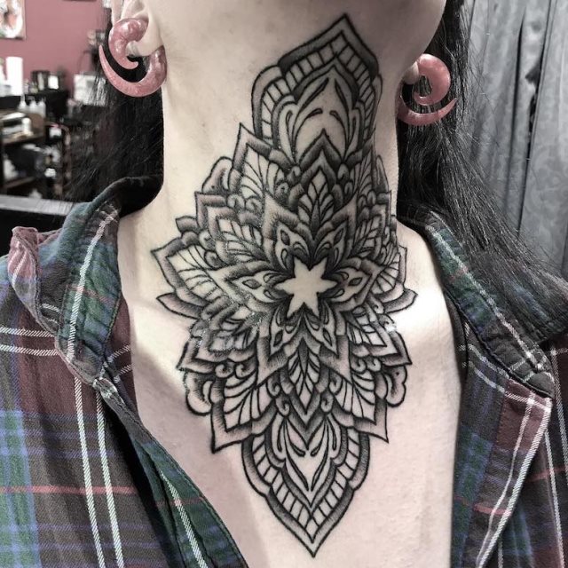 tattoo femenino para el cuello 10