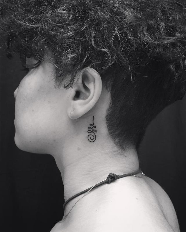 tattoo femenino para el cuello 11