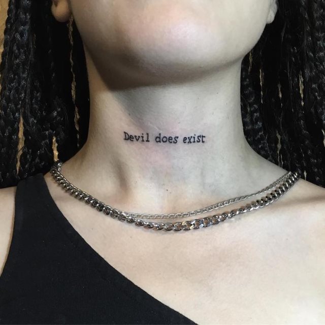tattoo femenino para el cuello 15