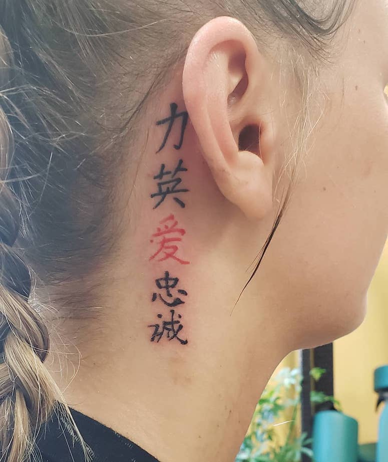 tattoo femenino para el cuello 17