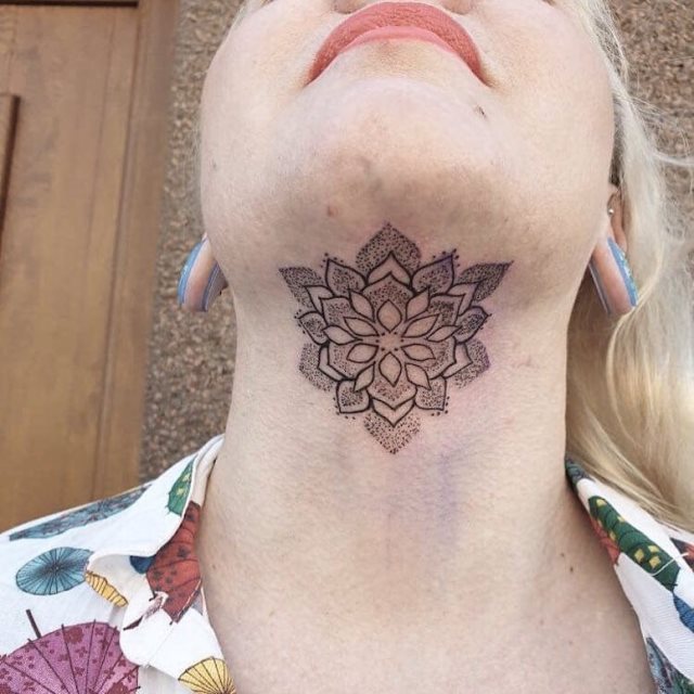 tattoo femenino para el cuello 21