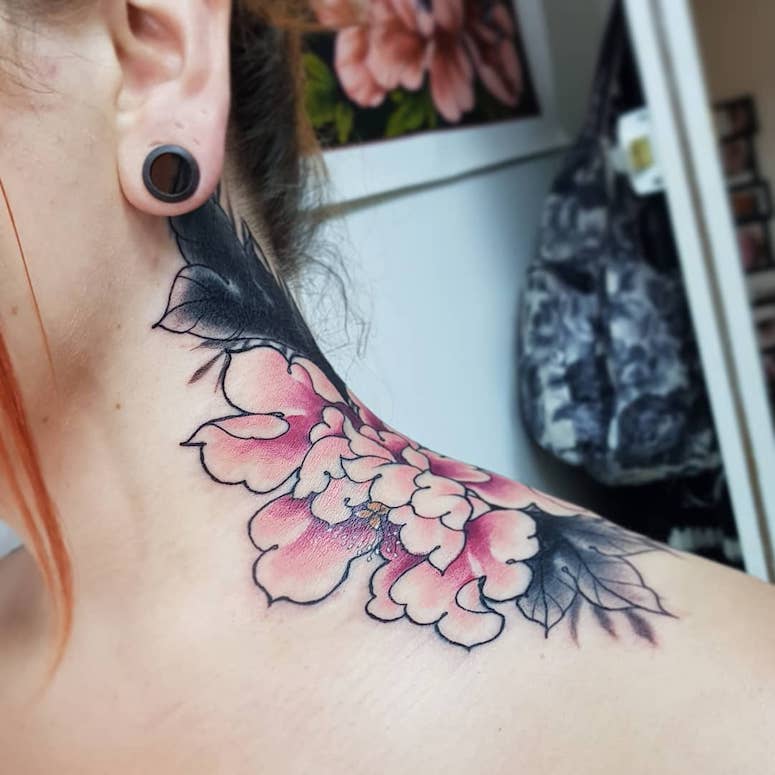 tattoo femenino para el cuello 23