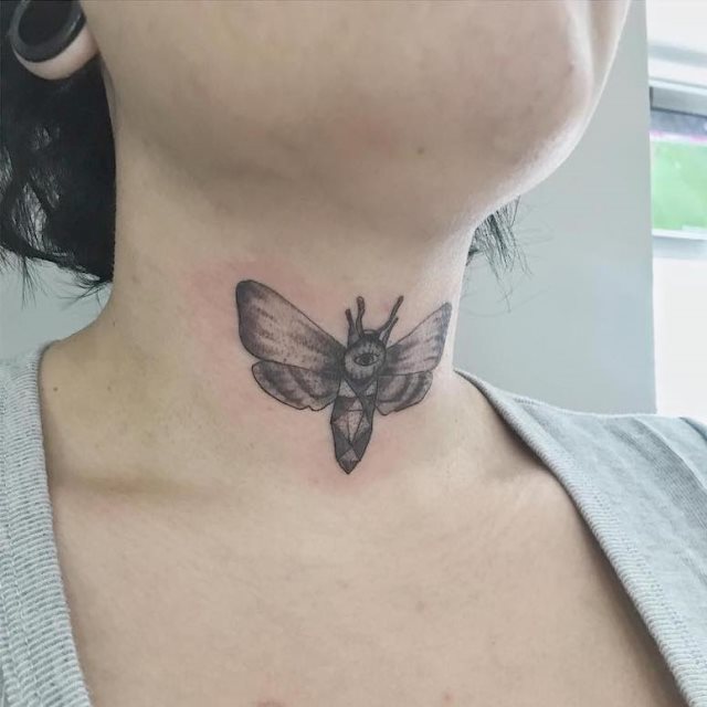 tattoo femenino para el cuello 24