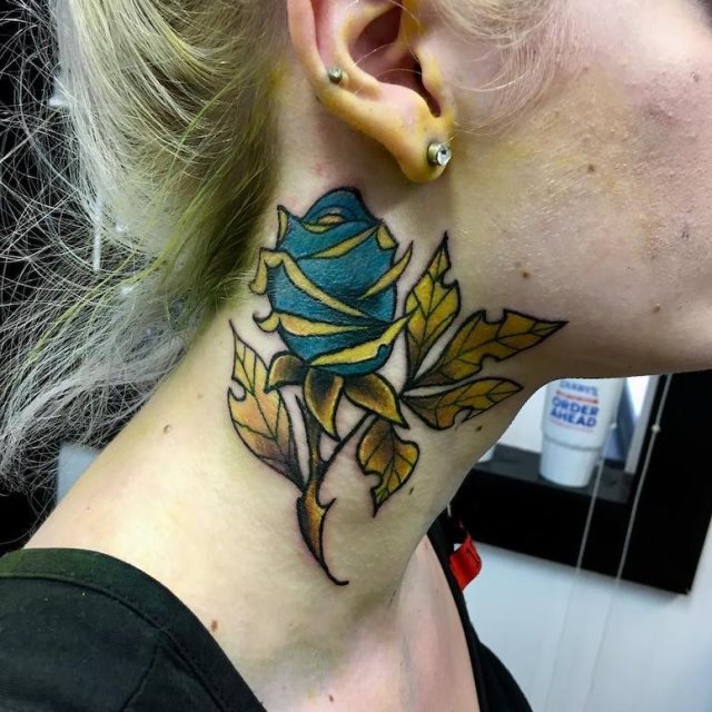 tattoo femenino para el cuello 25