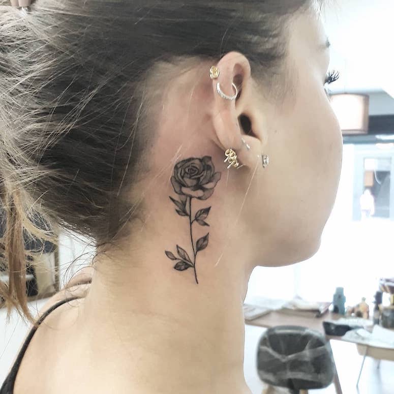tattoo femenino para el cuello 27
