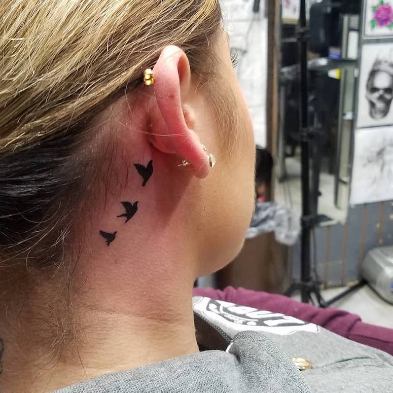 tattoo femenino para el cuello 30