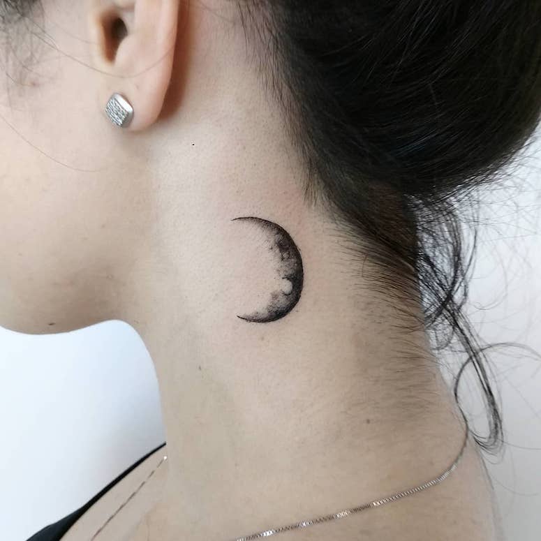 tattoo femenino para el cuello 33