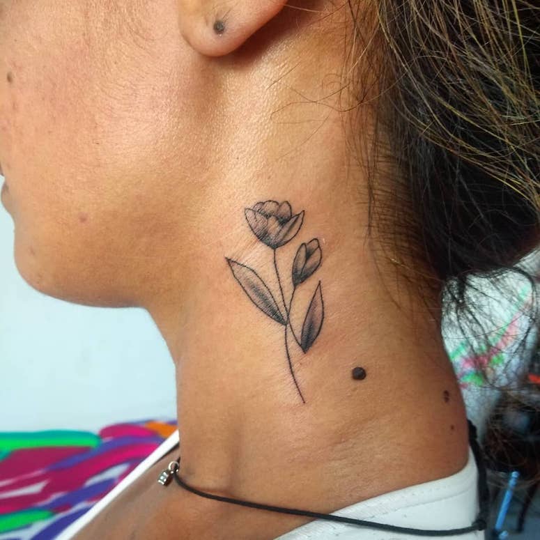 tattoo femenino para el cuello 44