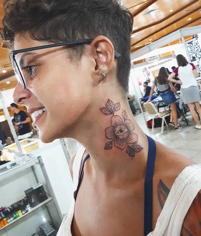 tattoo femenino para el cuello 45